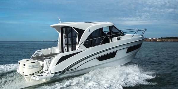 Antares 9 : éléganza et performance pour vos aventures en mer